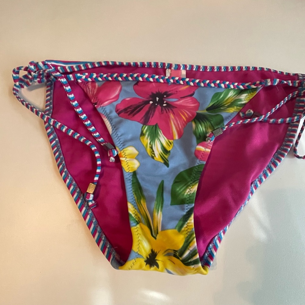 Bikini - Picture 4 of 5